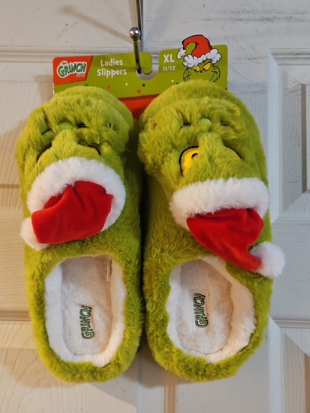 THE GRINCH LADIES SLIPPERS: GREEN: NEW WITH TAGS: SIZE XL (11/12)